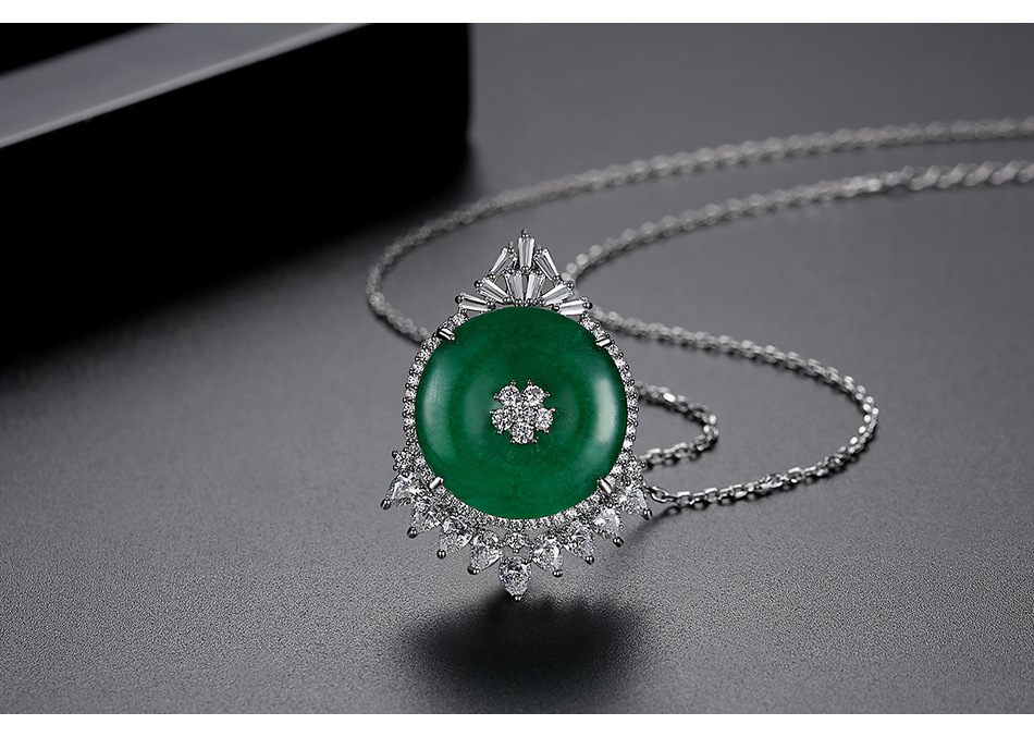 Korean Fashion New Banquet For Women Necklace Copper Inlaid Zircon Green Chalcedony Necklace display picture 2