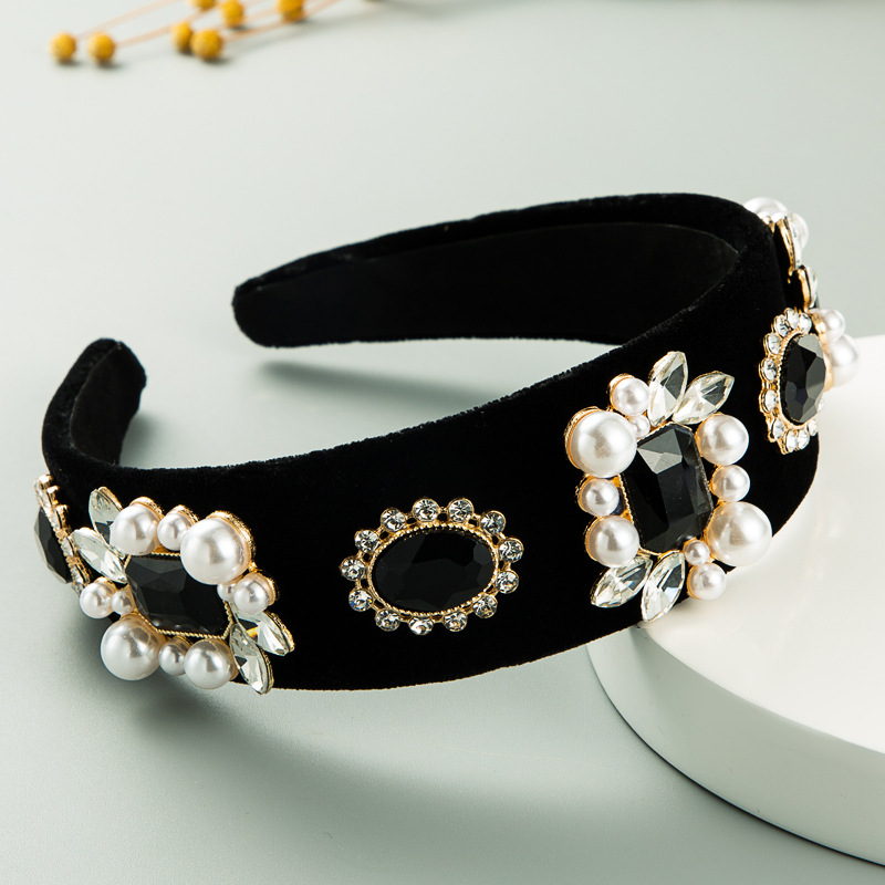 Exaggerated Black Gold Velvet Cloth Wide-border Flower Pearl Headband Retro Baroque Inlaid Rhinestone Headband display picture 3