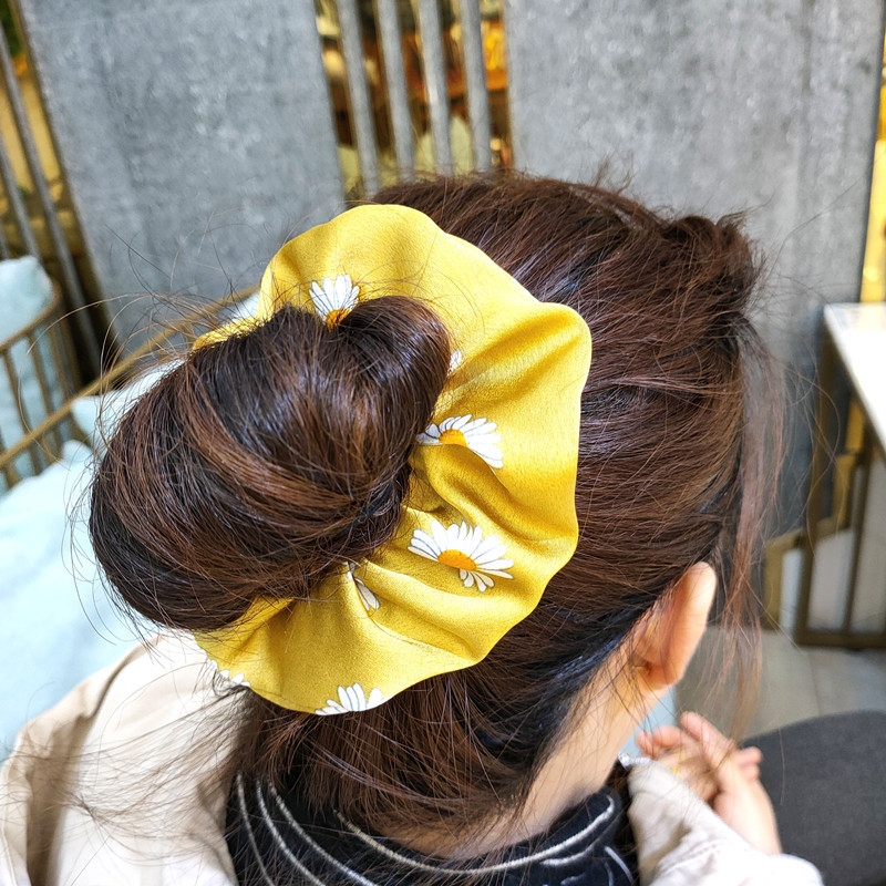 Korean Hair Scrunchies Fashion Daisy Large Intestine Wide Side Simple High-end Fabric Elastic Band Fashion Fairy Hair Rope Wholesale Nihaojewelry display picture 1