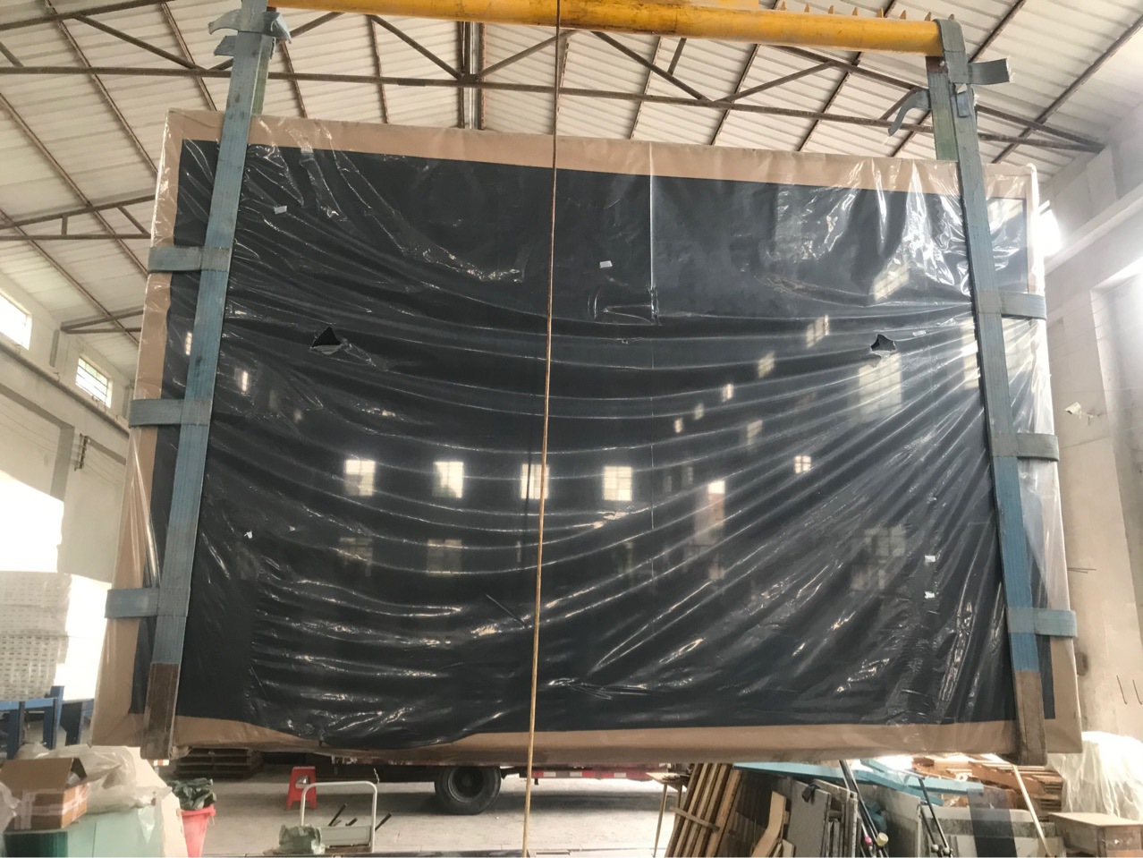 耀皮黒玻黑色玻璃纯黑玻璃钢化黒玻圆桌面出口玻璃