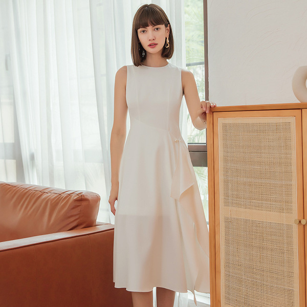 Fresh fashionable three dimensional elegant white dress with a round…