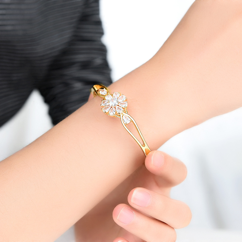 Korean Simple  Daisy Girl Bracelet Zircon Micro-inlaid Hollow Delicate Alloy Jewelry Invisible Buckle Design Bracelet  Wholesale Nihaojewelry display picture 5