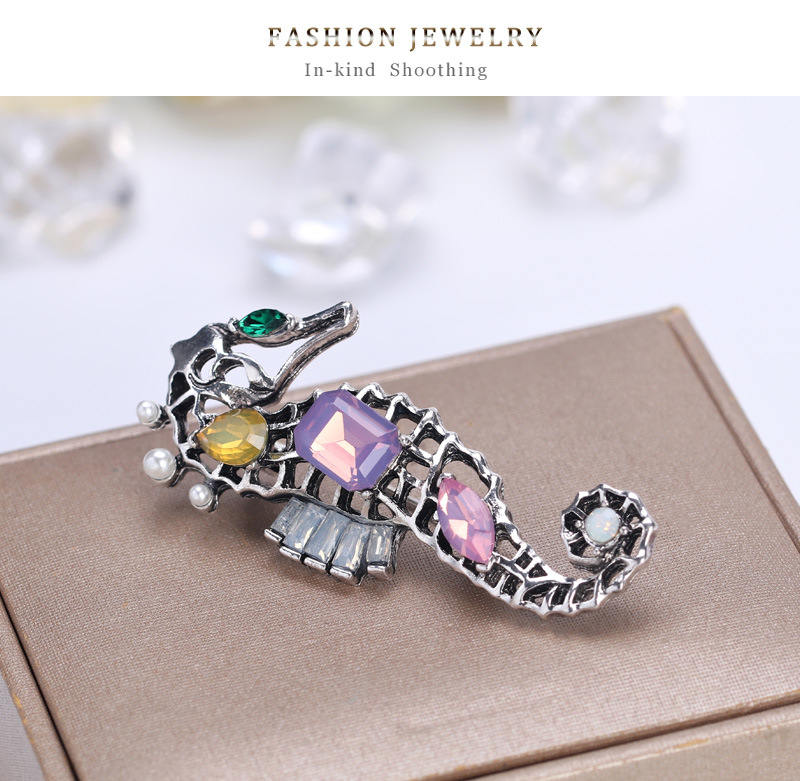 Personality Alloy Diamond Animal Brooch Fashion Wild Retro Hippocampus Corsage  Wholesale Nihaojewelry display picture 7