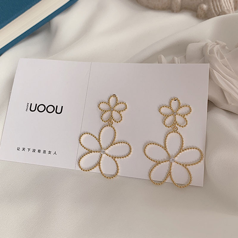 Korean Simple Hollow Flower Earrings Sweet Long  Earrings Wholesale Nihaojewelry display picture 9