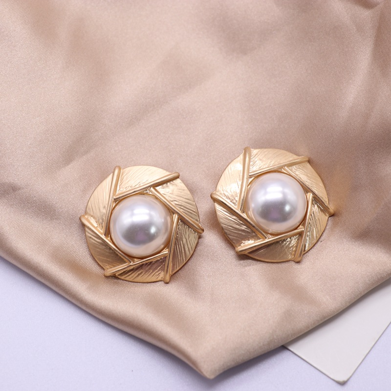 Large Round Exaggerated  Half-piece Imitation Pearl Silver Needle Stud Earrings display picture 5