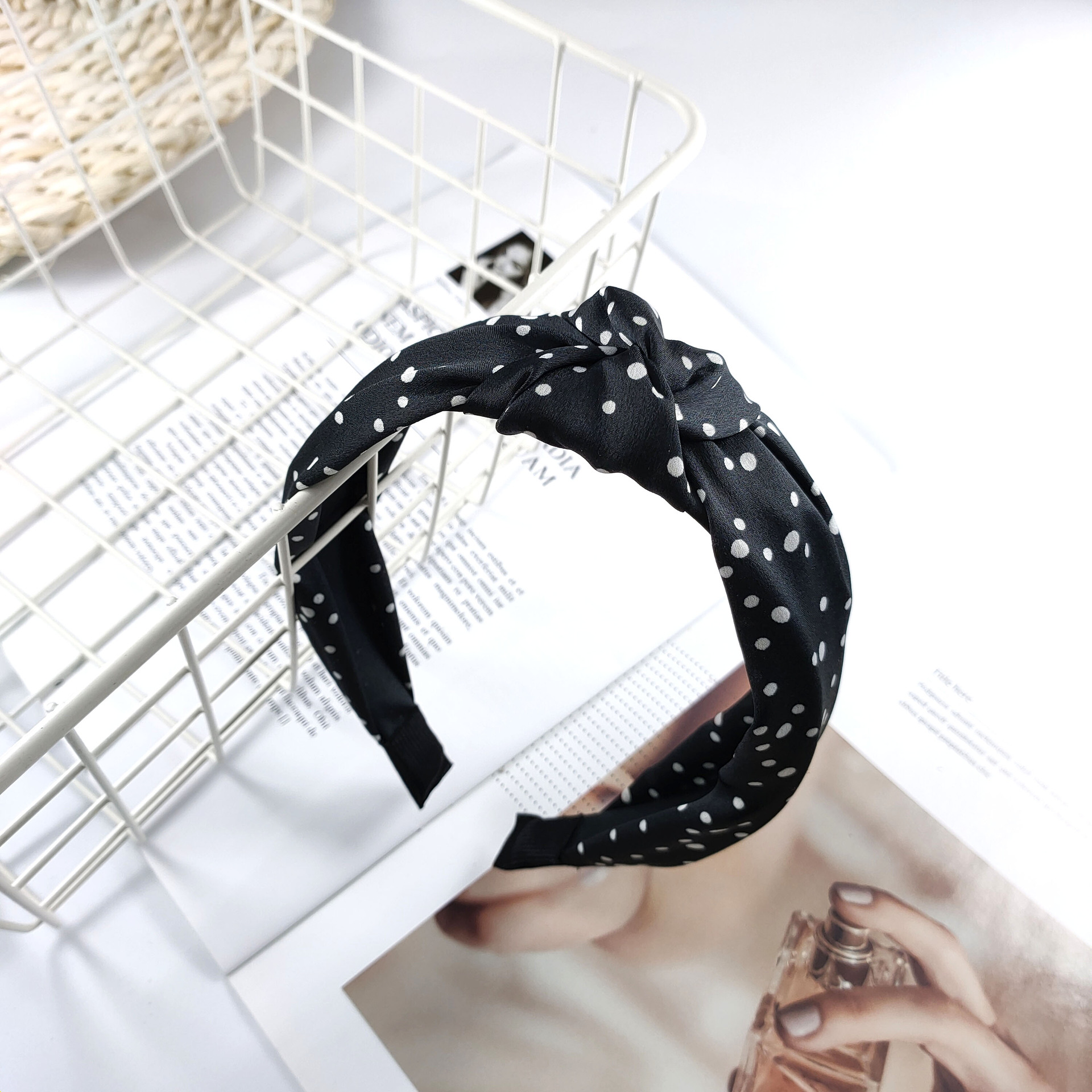 Korean fashion satin fabric wavelet knotted headband widebrimmed simple temperament hairpin spring and summer new headband hair accessories wholesale nihaojewelrypicture7