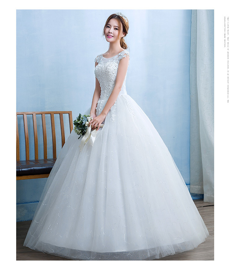 Abito da sposa elegante in pizzo linea svasata lungo a terra_voghion.com