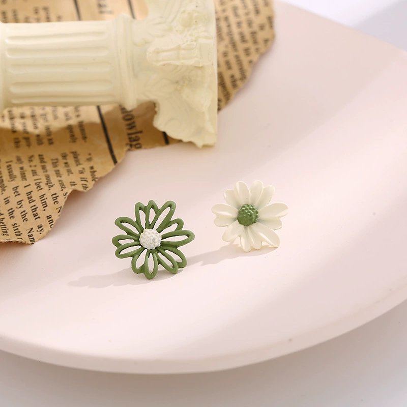 Серебристые сережки-цветы: маленькие асимметричные, клип в виде иглы/треугольный, простая элегантность