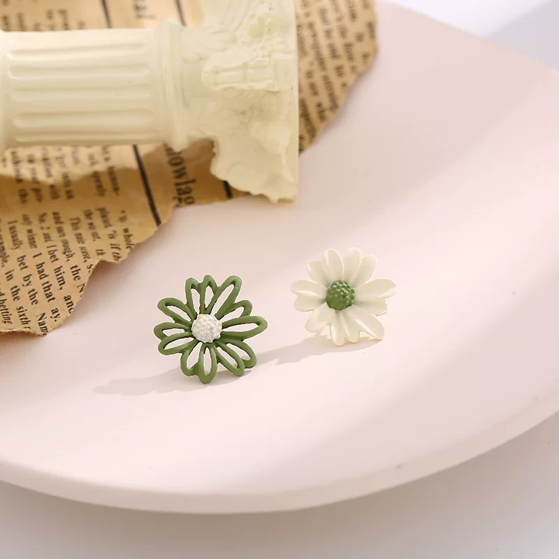 Серебристые сережки-цветы: маленькие асимметричные, клип в виде иглы/треугольный, простая элегантность