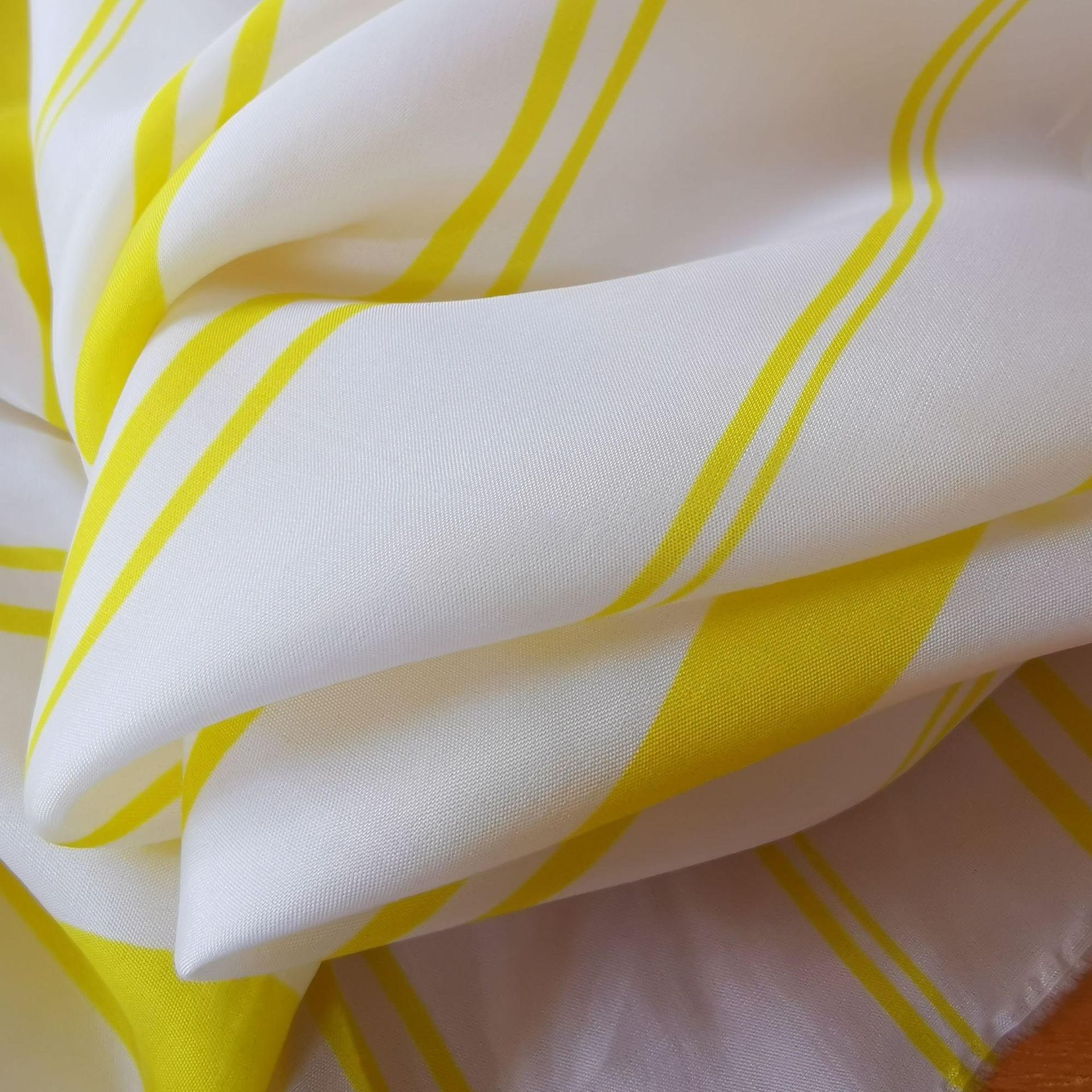 上海展志铜氨人丝黄色竖条不规则图案印花女装面料无现货需定制