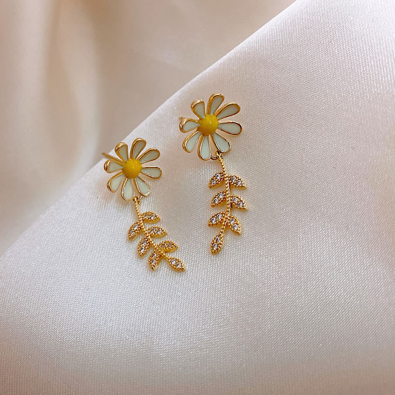 Fashion Korean Daisy New Trendy Simple Small Earrings Wholesale Nihaojewelry display picture 9