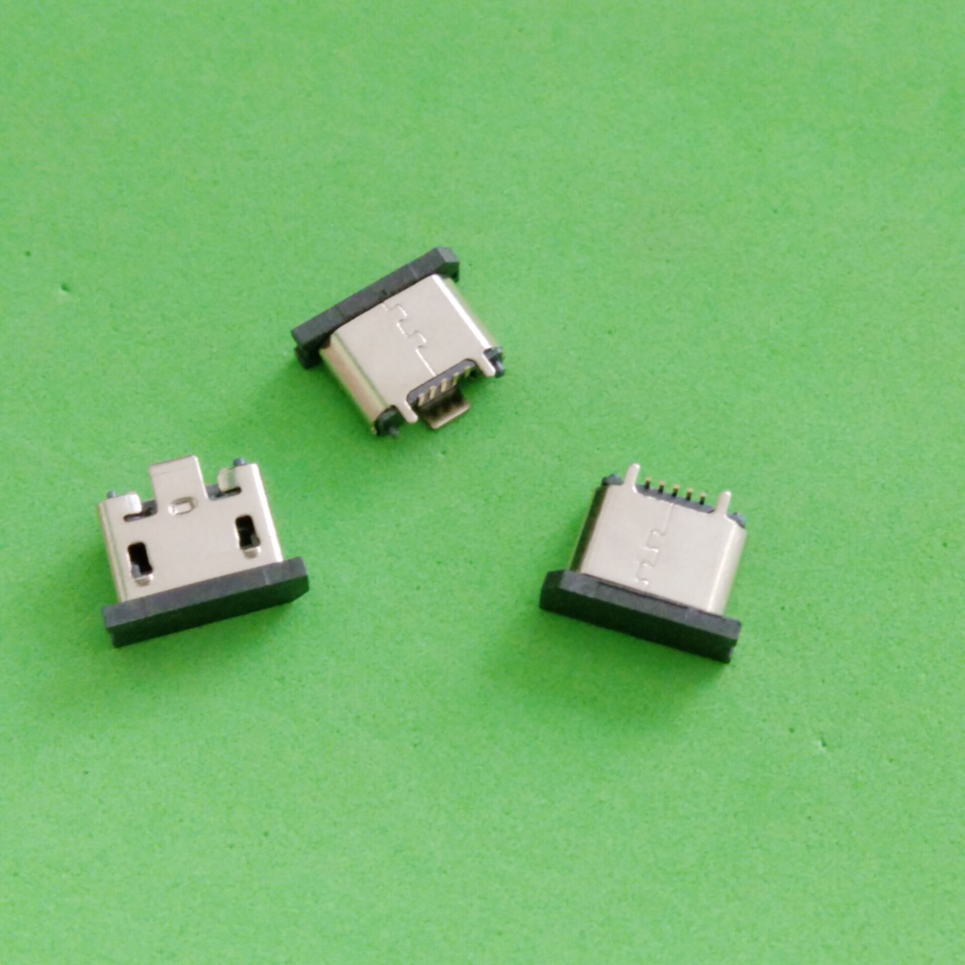 供应MICRO5P立式贴片带三个固定脚带定位柱 带防尘盖 直边USB插座