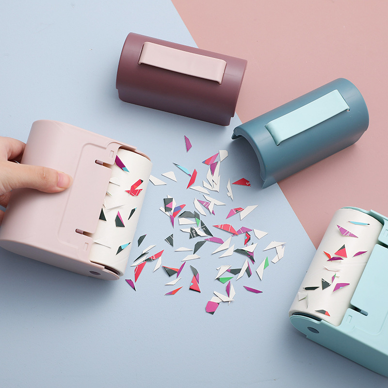 Creativo Nuevo tipo tambor conveniente removedor de polvo removedor de pelo pegajoso pequeño con tapa removedor de pelo rodillo de pelo pegajoso cepillo removedor de pelo al por mayor