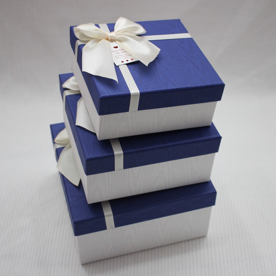 正方形纸质包装盒适用于首饰，化妆品等包装，颜色尺寸可定制