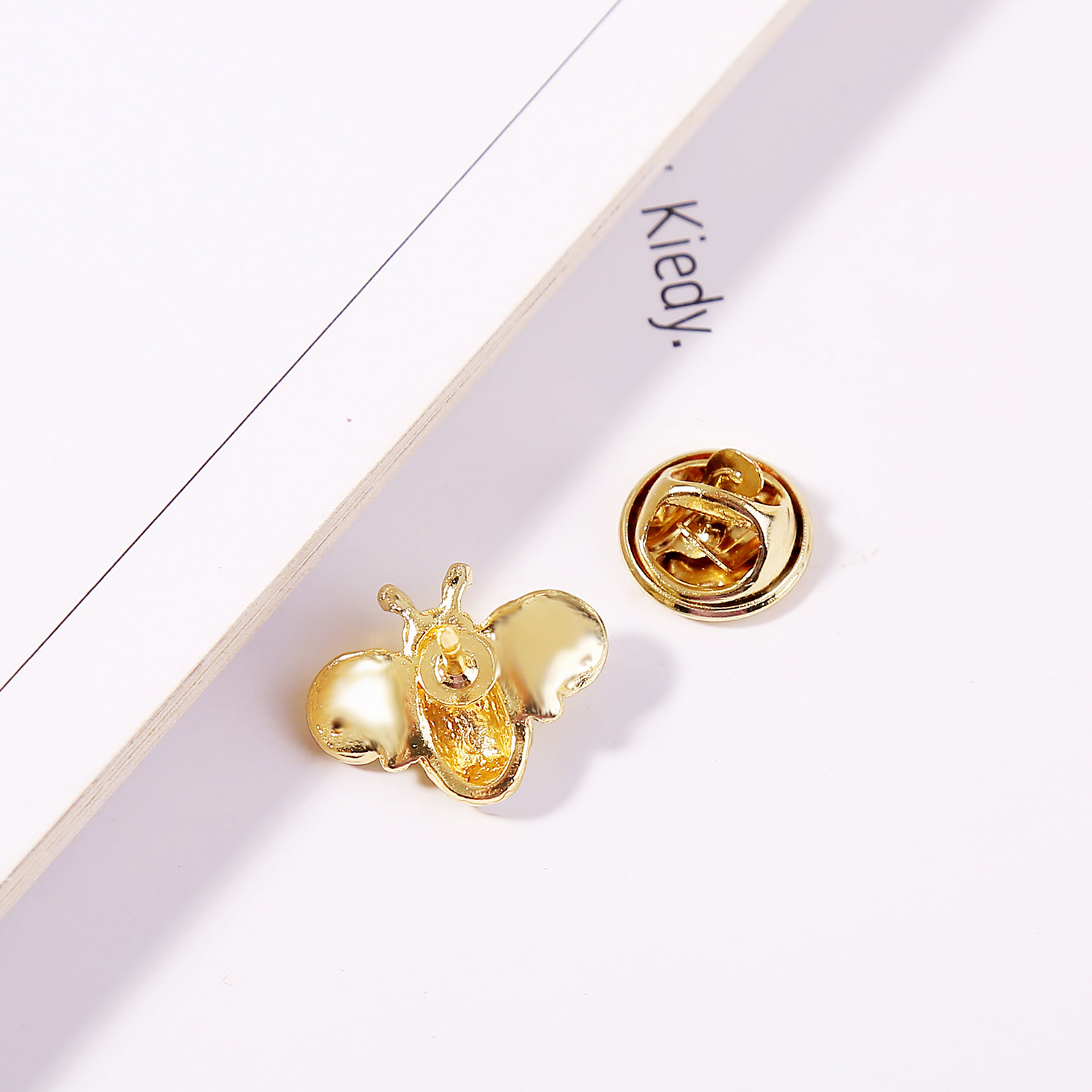 Nihaojewelry Animal Insect Spur Pin Small Bee Brooch Retro Cartoon Crystal Diamond Yellow Bee Brooch display picture 10