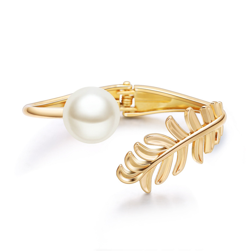 Fashion Elegant Gold Leaf Pearl Bracelet display picture 3