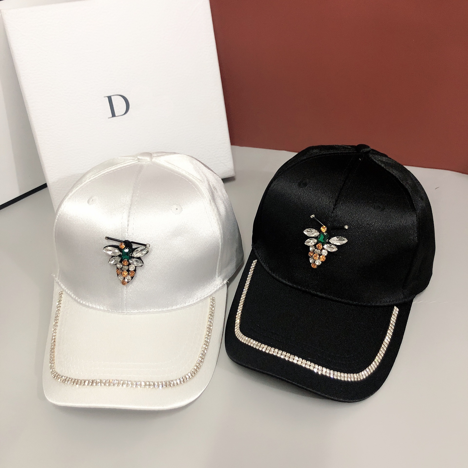 Damen Baseball Cap Aus Satin Mit Biene Und Strassbesatz_voghion.com