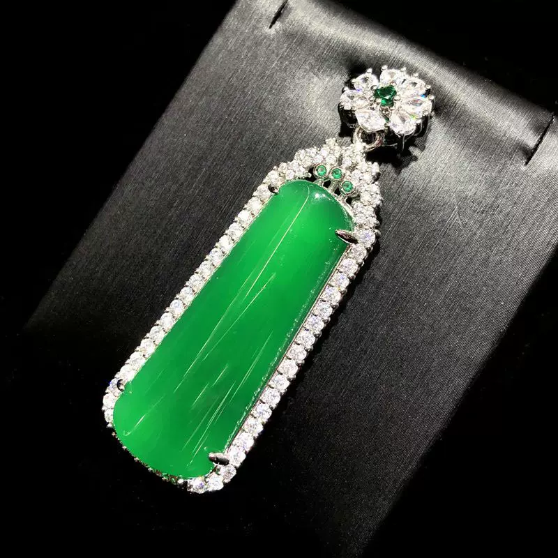 天然玛瑙绿玉髓镶嵌吊坠帝王绿无事牌挂坠方牌玉石项链批发复古风