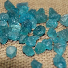 天然磷灰石原石小颗粒原矿碎石蓝色宝石碎粒