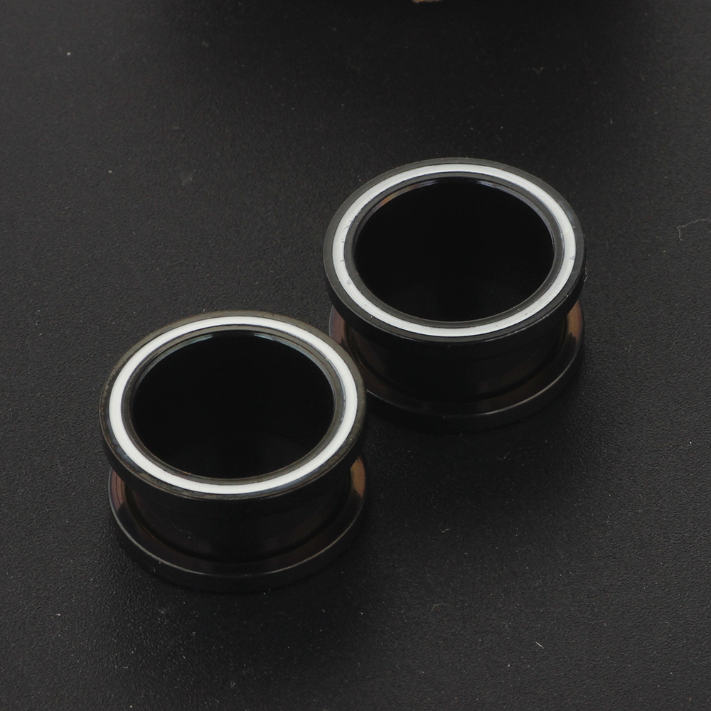 16G labret stud size and finish detail