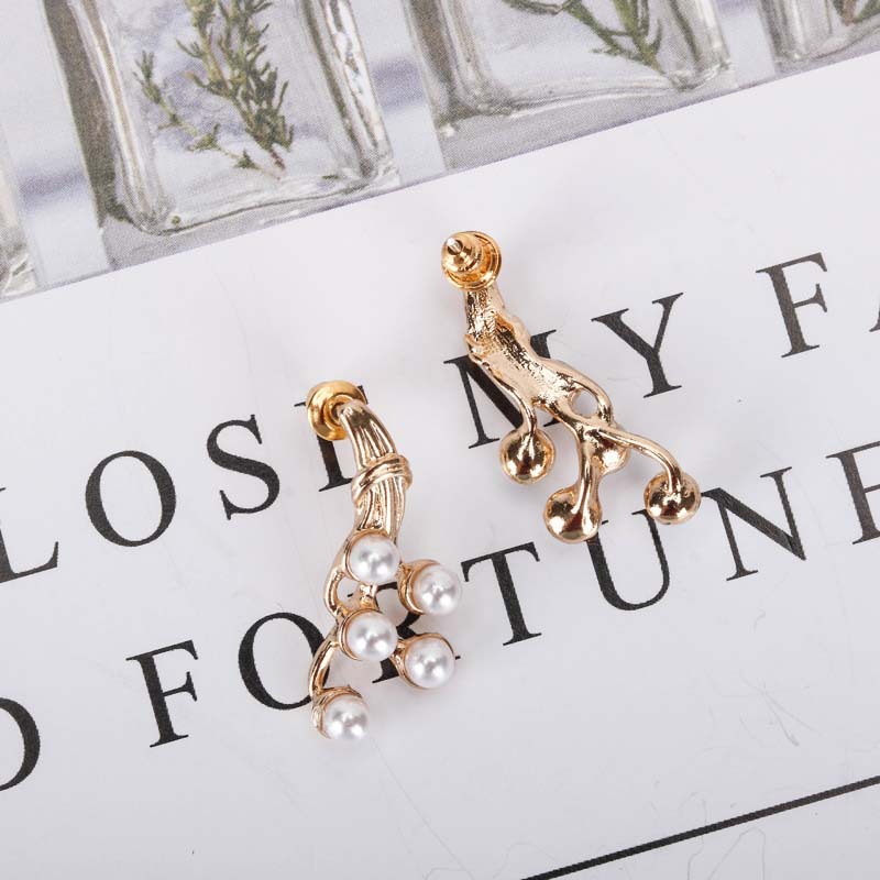 New Popular Golden Pearl Earrings S925 Silver Needle Geometric Irregular Korean Earrings Wholesale Nihaojewelry display picture 8