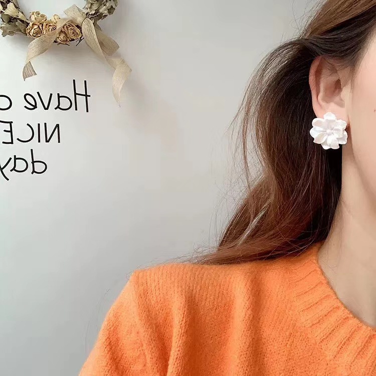 Korean New Flower Earrings Pearl Flower Earrings Sweet Wild Flower Earrings Wholesale display picture 3