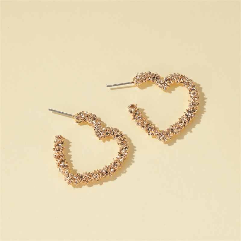 Nouvelle Mode Sculpté Ouverture Boucles D&#39;oreilles D&#39;amour Simple Métal Givré Boucles D&#39;oreilles En Forme De Coeur Nihaojewelry Gros display picture 4