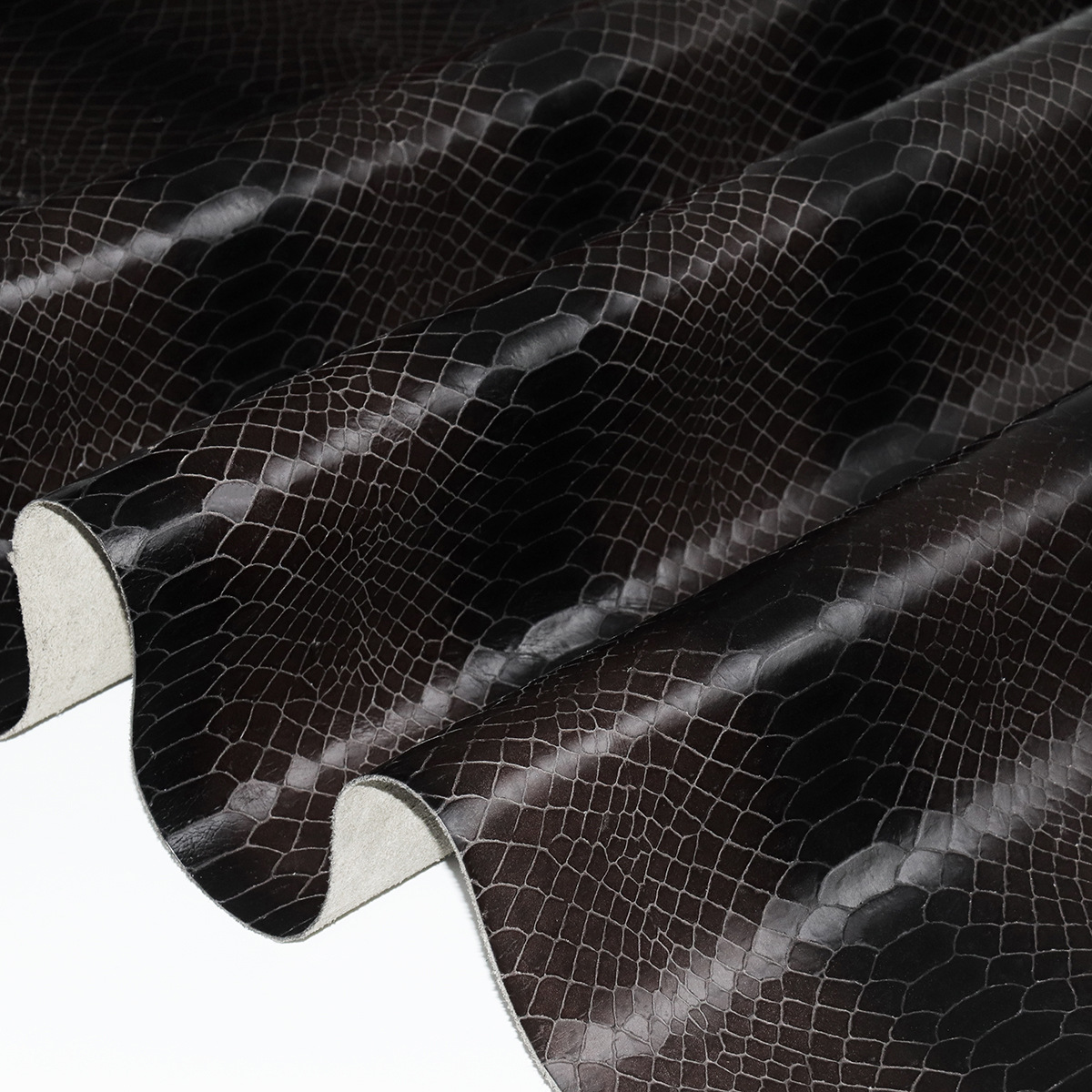 蛇皮纹头层牛皮 蟒蛇纹真牛皮 蛇纹真皮面料 咖啡色牛皮低价促