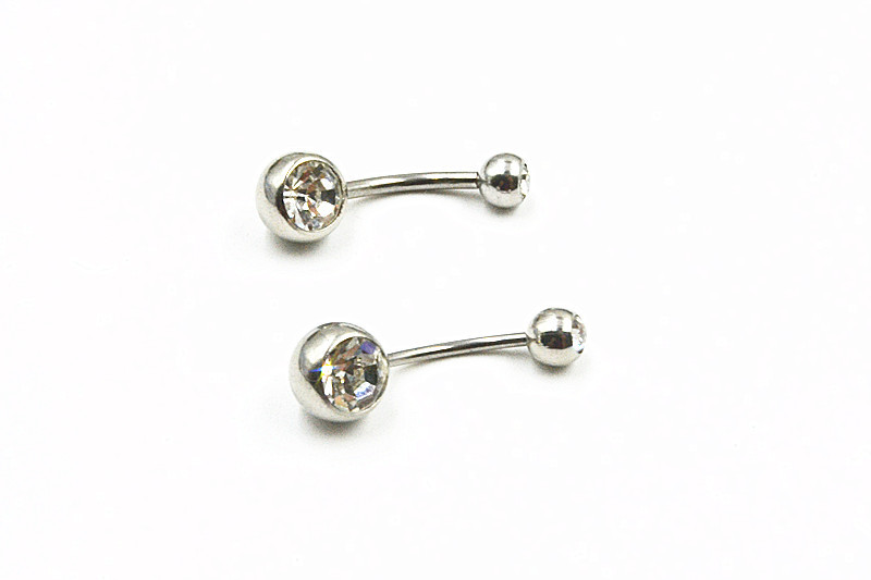 欧米のダイヤモンドを入れて、人体にピアスをします。