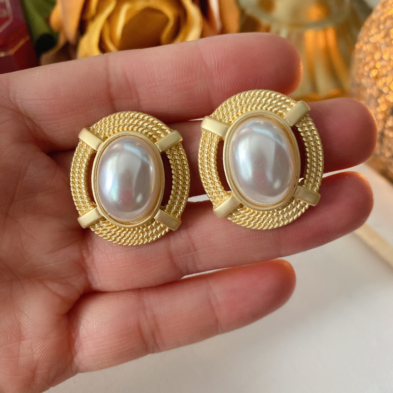 Retro Round Alloy Plating Artificial Pearls Women's Ear Studs 1 Pair display picture 10