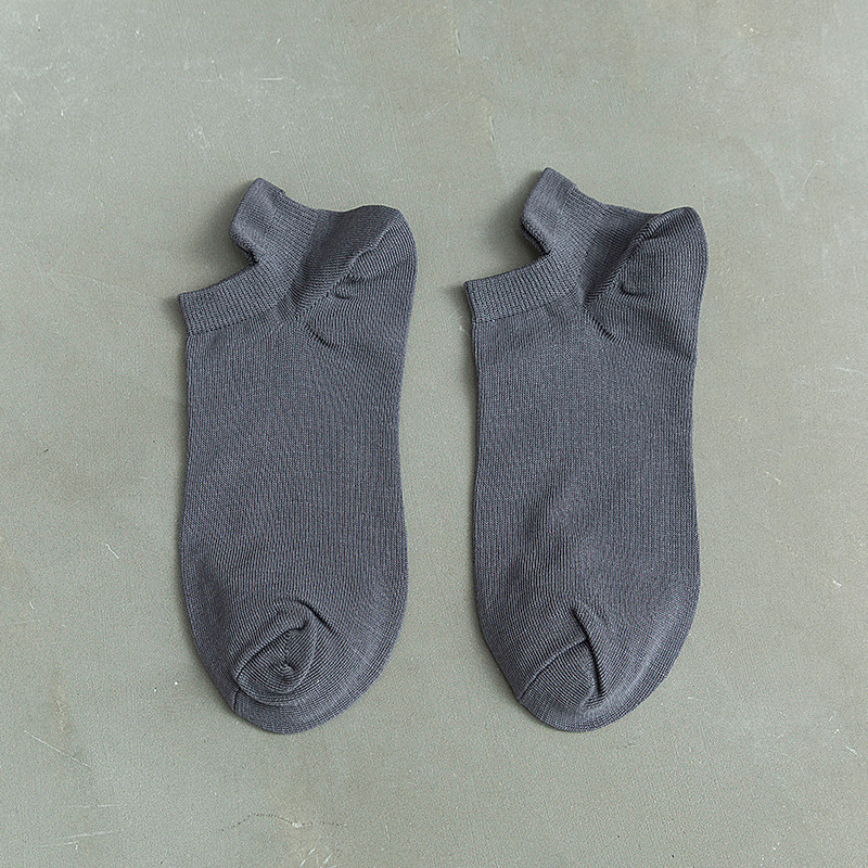 Темно -серой