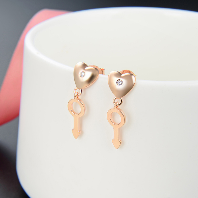 Estilo japonés s925 pendientes de diamantes de plata estilo coreano ZIRCON pendientes dulces en forma de corazón retro temperamento flecha pendientes al por mayor