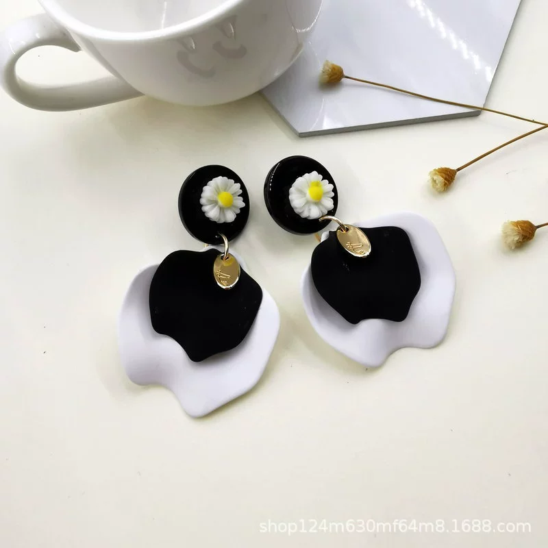 Retro brand cute earrings, factory direct supply, Japanese and Korean, simple and elegant design