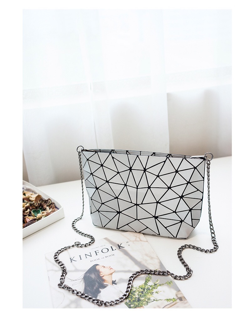 2023 New Matte 5 * 8 Geometric One Shoulder Borsa da donna Versione coreana Fashion Cross Fold Leggero Lingge Borsa piccola_voghion.com