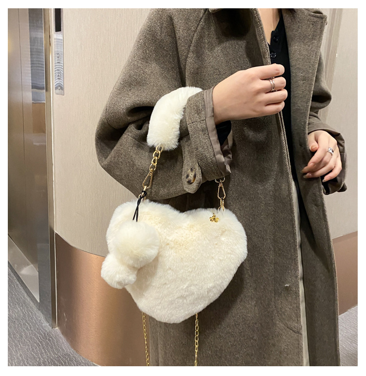 Cute Plush Heart-shaped Shoulder Bag display picture 8