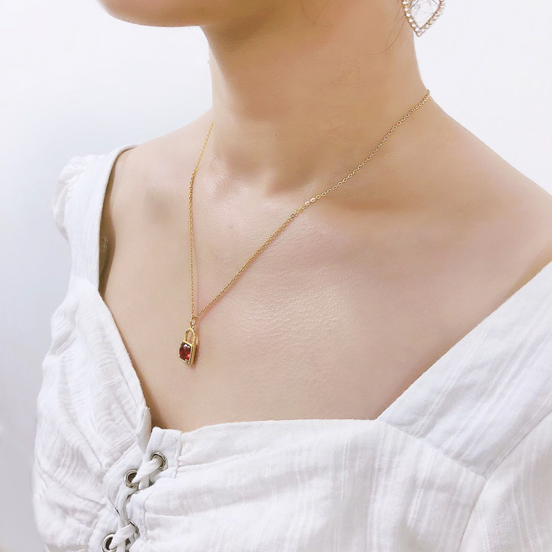 Simple Niche Small Lock Pendant Hip-hop Korean Metal Copper Clavicle Chain Necklace display picture 9
