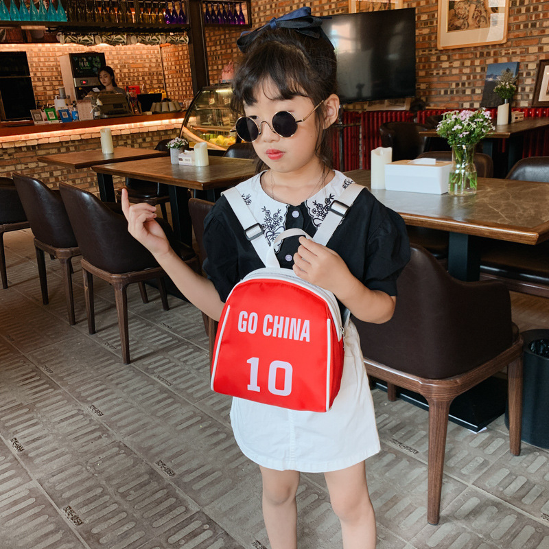 Nuevos elementos de fútbol estilo deportivo moda niños y niñas bolsa Mochila para niños de nylon para jardín de infantes 2021