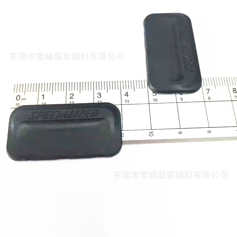 供应箱包配件PU标牌 PVC侧标 皮标 胶章双孔对折胶片