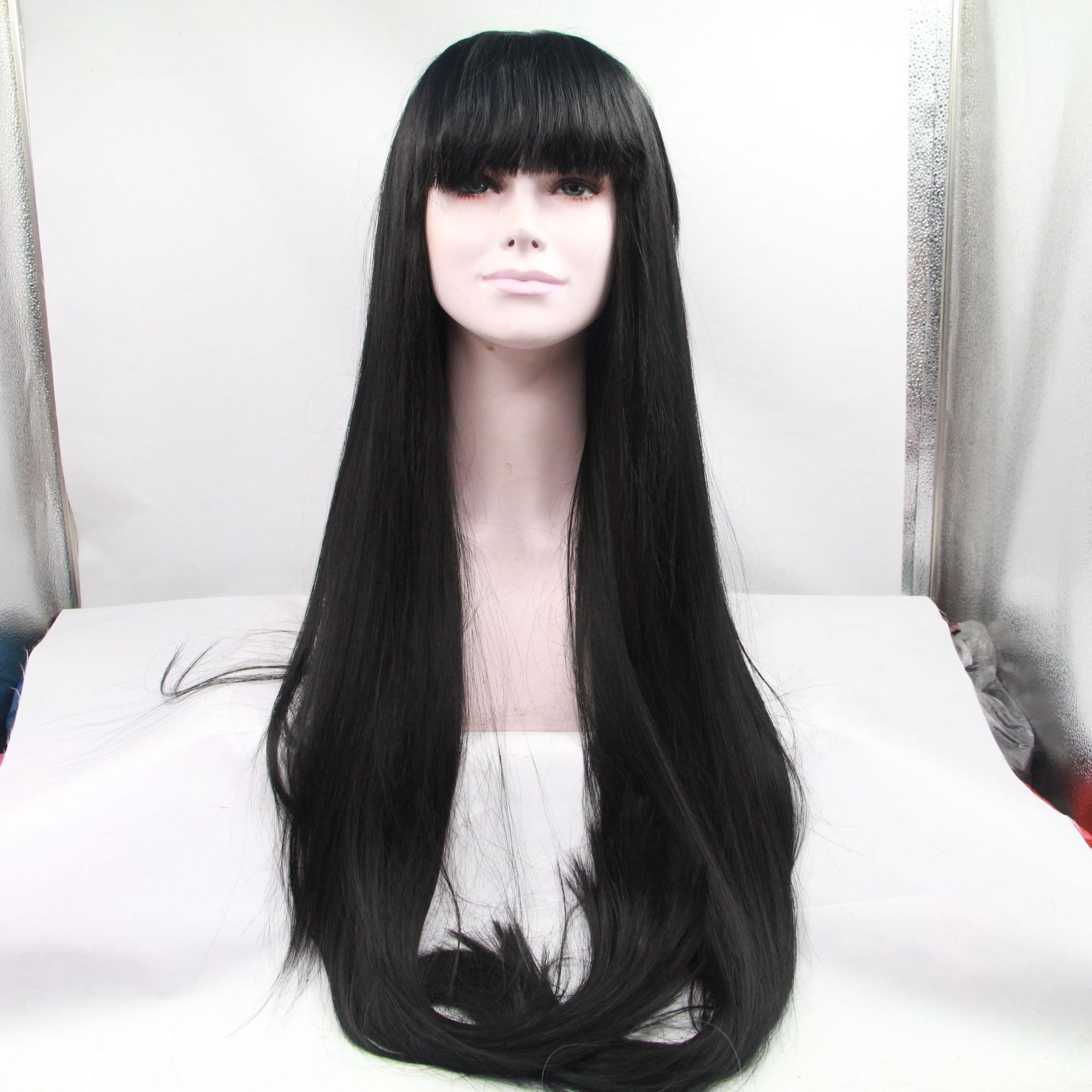 Comercio exterior Europa y América moda fibra química pelucas mujeres pelo largo negro recto franja de alta temperatura pelucas de seda al por mayor