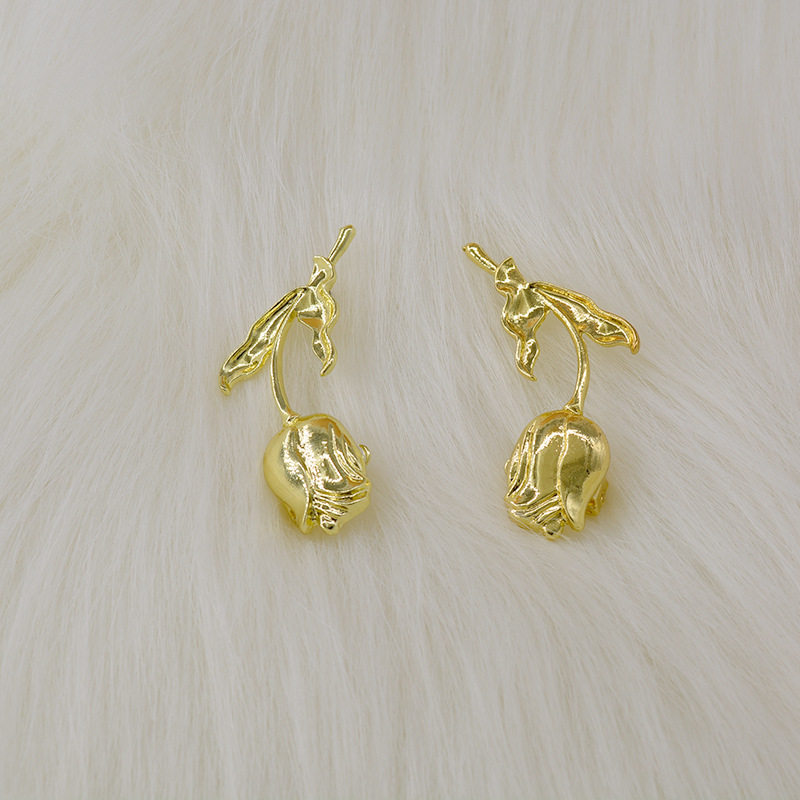 Retro Three-dimensional Rose Earrings Nihaojewelry Wholesale Fashion Exaggerated Golden Rose Earrings Texture Earrings Ear Clips display picture 4