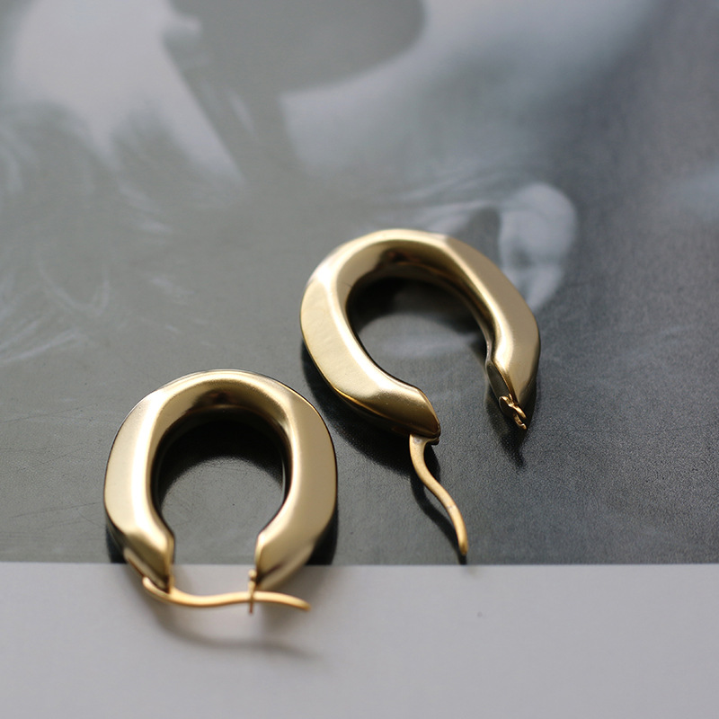 European And American Simple Style Frosted Fog Gold Matte Solid Oval Retro Ear Clip Earrings Autumn And Winter Titanium Steel Gold Plated display picture 7