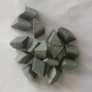 [专业提供棕刚玉研磨石斜三角石磨料菱形滚拋石粗抛高硬度耐磨干磨]