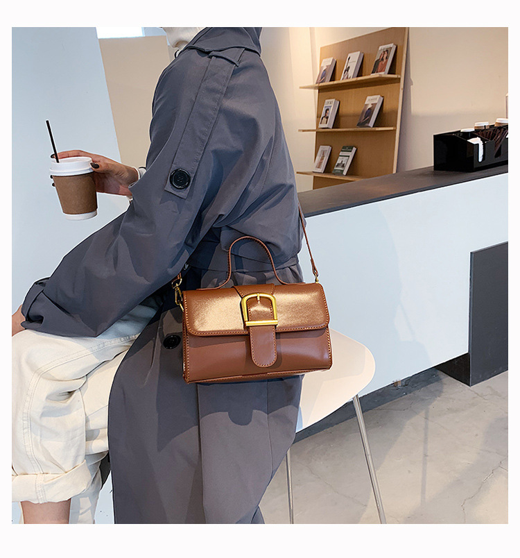 Einfache Tragbare Kleine Neue Trendige Mode Retro Single Shoulder Messenger Bag display picture 11