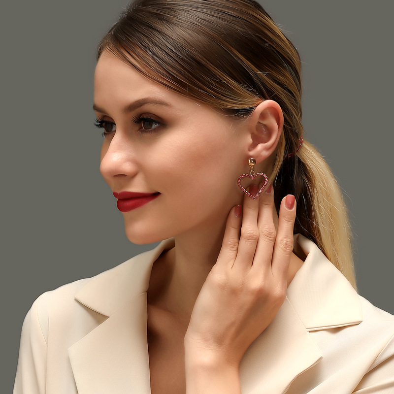 Nouveau Style Boucles D&#39;oreilles Amour Boucles D&#39;oreilles Creuses En Forme De Coeur Fille Coeur Diamant Boucles D&#39;oreilles Coeur Pêche Gros Nihaojewelry display picture 2