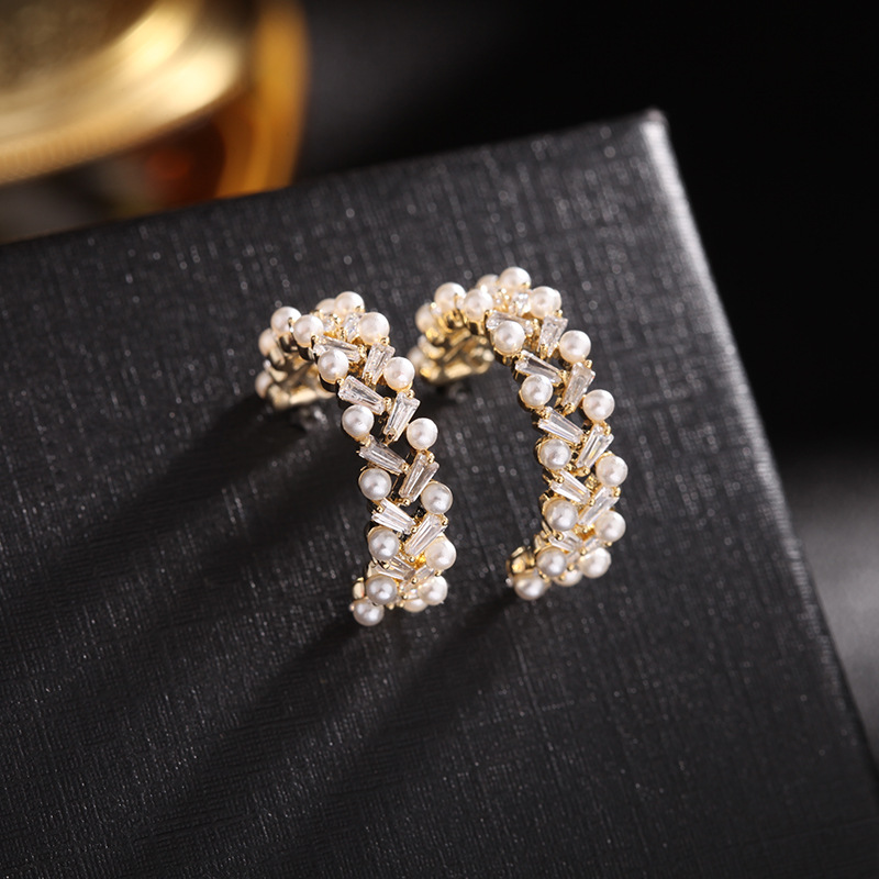 Nouveau C-forme Perle Lumière Luxe Zircon Coréen Haut De Gamme Indifférent Boucles D&#39;oreilles En Gros Nihaojewelry display picture 5