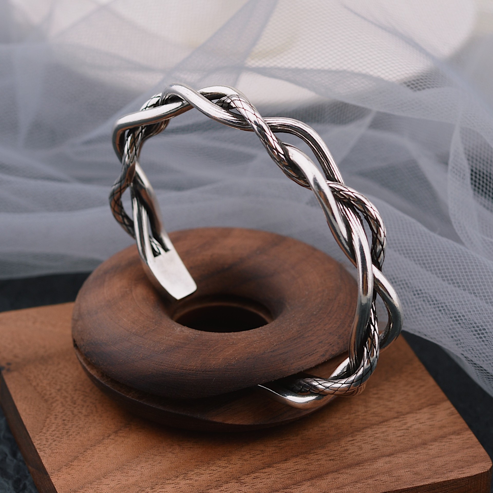 2023 nuevo estilo coreano tailandés plata retro pulsera de giro de tres hilos simple luz de lujo angustiado todo partido pulsera abierta para las mujeres