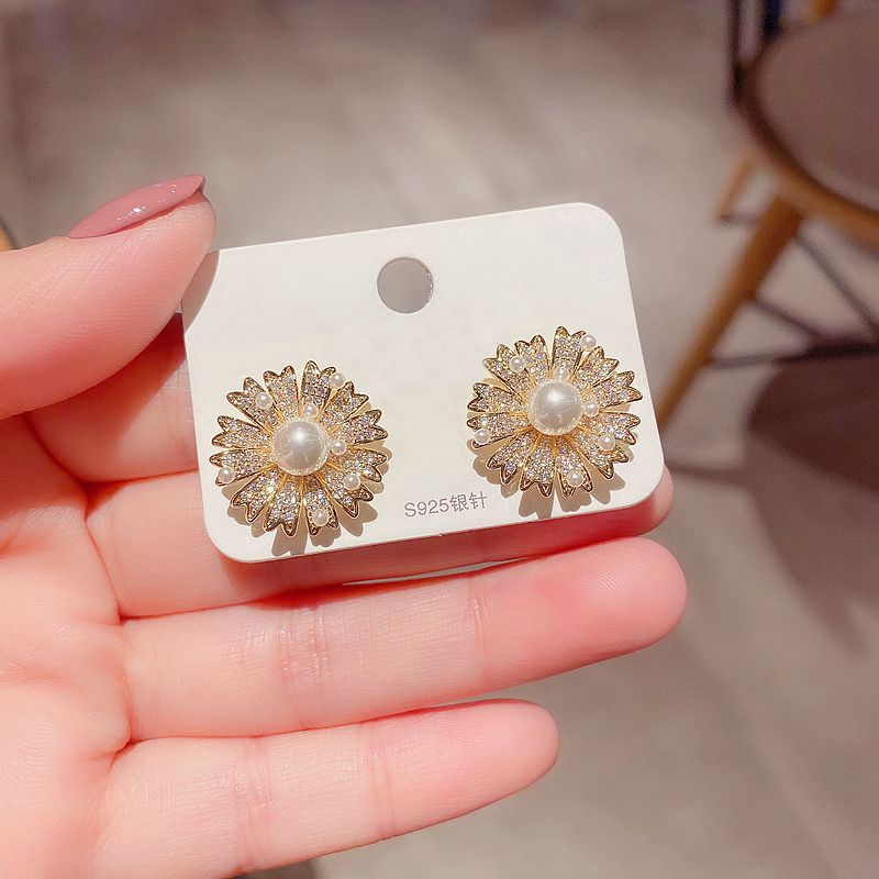 S925 Silber Nadel Zirkon Mikro-eingelegte Blume Perle Ohrringe display picture 4
