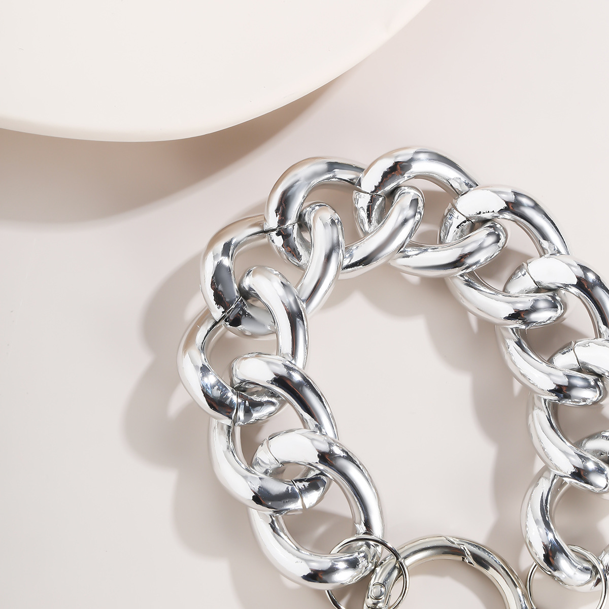 Bracelet De Perles Baroques Simples Avec Chaîne En Aluminium Creuse Exagérée Rétro À La Mode display picture 11