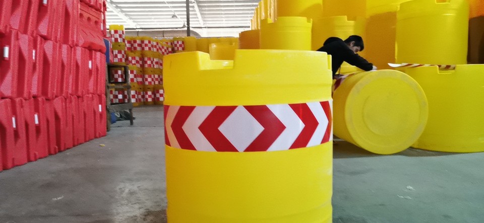 厂家直销 滚塑警示防撞桶高速专用 反光注水塑料围栏圆柱防撞墩