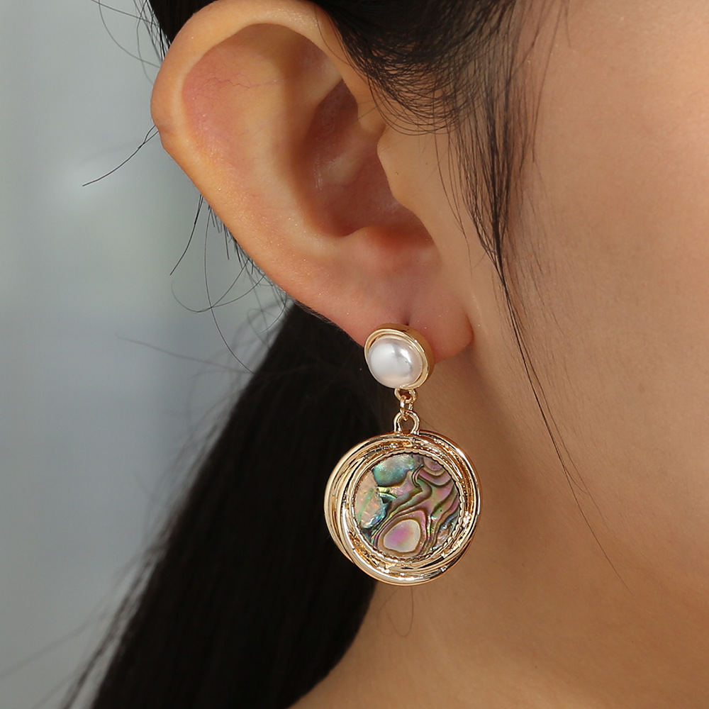 Fashion Simple Imitation Pearl Round Natural Abalone Shell Short Earrings display picture 3